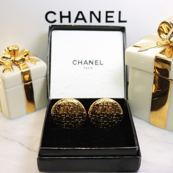Chanel Monogram Vintage Gold Plated Clip-on Earrings in Mint Condition *signed* - Picture 13 of 16